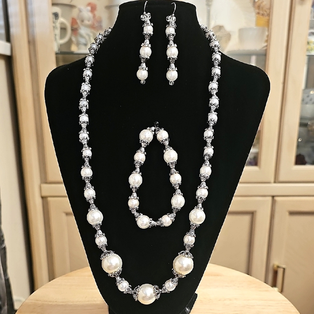 Elegant Vintage Pearl and Silver Jewelry Set